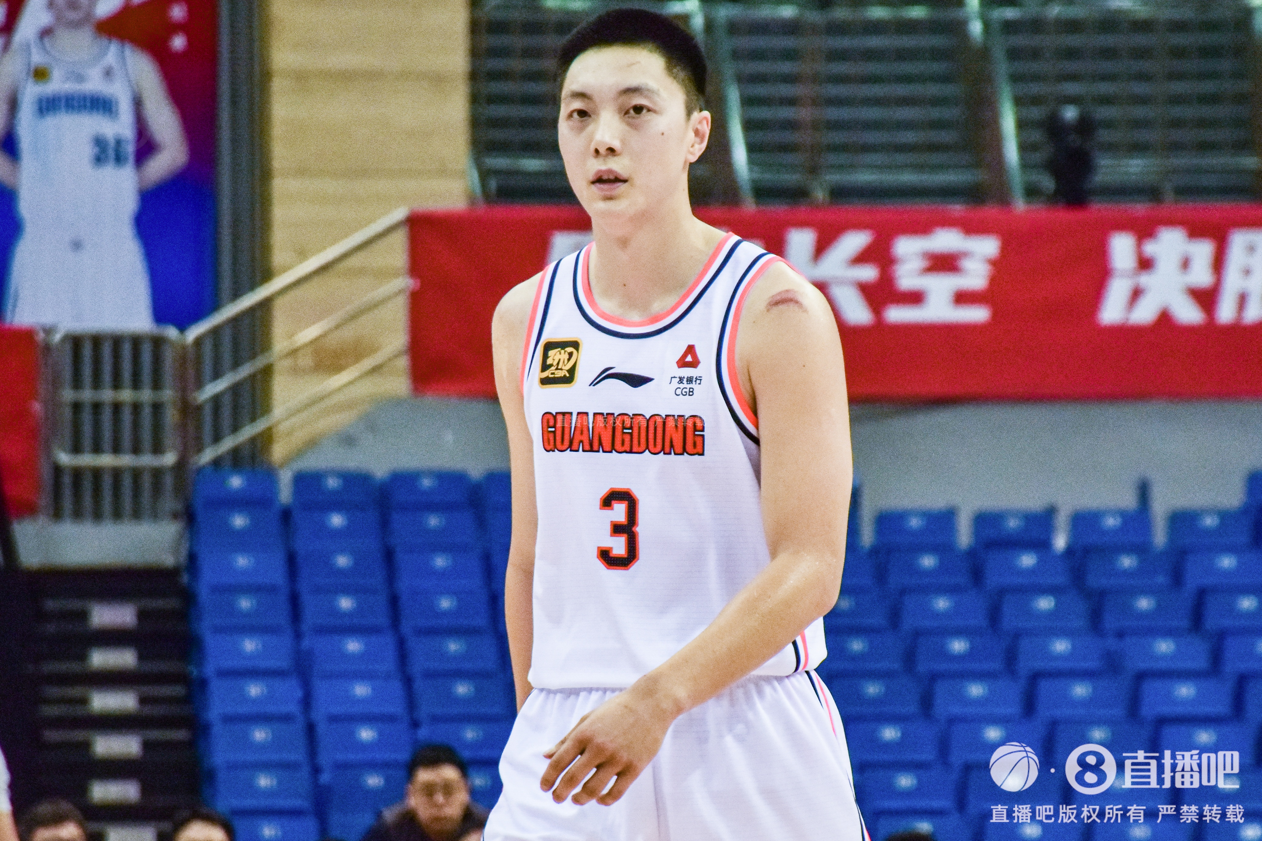胡明轩:回到家乡很激动 这几年很少回来但还是尝了拌面烤肉抓饭