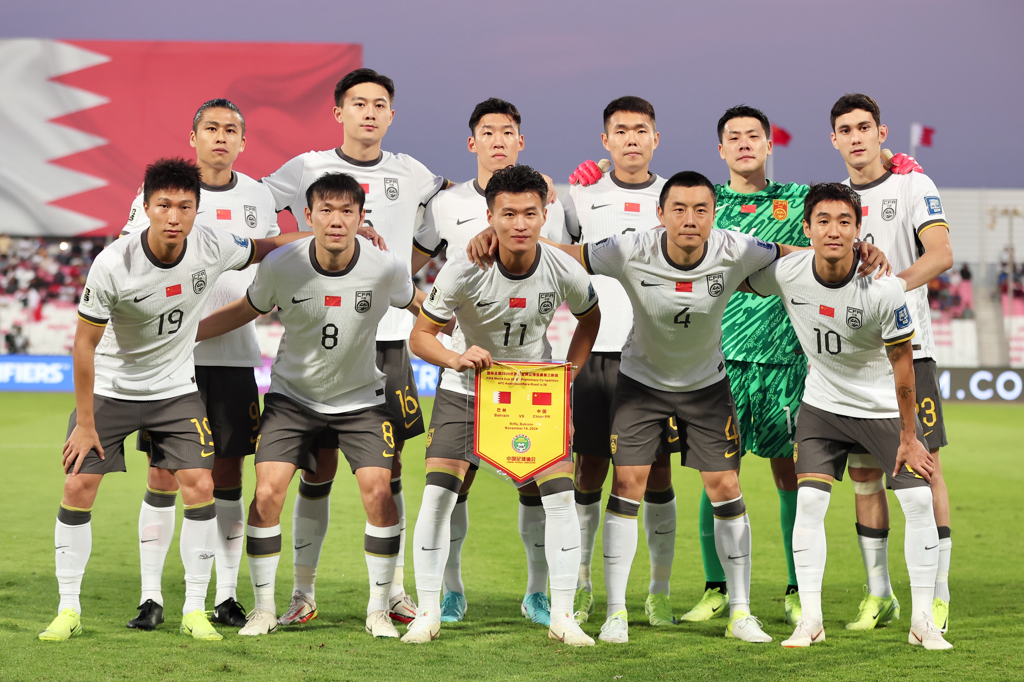 媒体人:国足备战时间过长,龟缩防守或对攻这种极端战术不合适